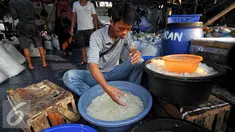 Seorang pedagang saat memilih kolang-kaling di Pasar Induk, Kramat Jati, Jakarta, Jumat (19/6/2015). Untuk memenuhi permintaan konsumen, pedagang kolang-kaling di pasar Induk, kramat jati menambah pasokan kolang-kaling. (Liputan6.com/Yoppy Renato)
