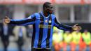 Selebrasi striker Inter Milan, Mario Balotelli setelah mencetak gol ke gawang Palermo pada laga Liga Italia 2008/2009 di San Siro Stadium, Milan (11/3/2009). Mario Balotelli terlebih dahulu membela Inter Milan selama 3 musim mulai 2007/2008 hingga 2009/2010. Ia kemudian hengkang ke Manchester City pada 2010/2011 dan bertahan selama 2,5 musim hingga pertengahan musim 2012/2013. (AFP/Damien Meyer)