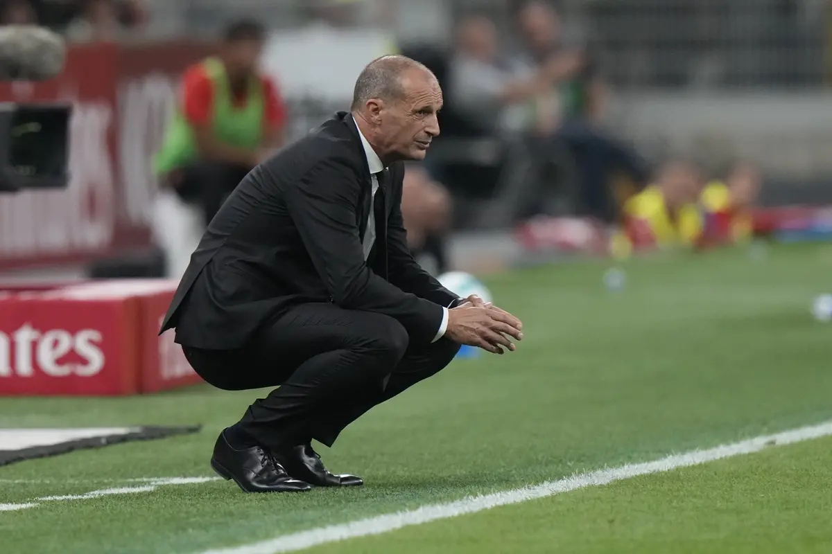 Ekspresi Massimiliano Allegri saat menyaksikan AC Milan menjamu Cremonese di pekan pertama Serie A 2025/2026 di San Siro, Minggu (24/08/2025). (AP Photo/Luca Bruno).