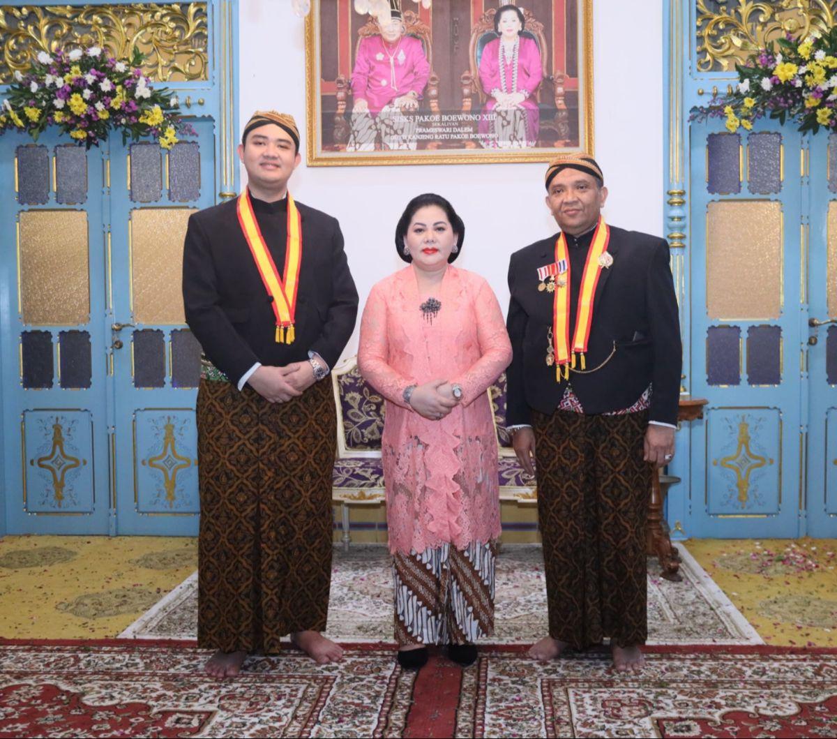 Penganugerahan gelar tersebut adalah "Kanjeng Pangeran Ir Afriansyah Noor Darmonagoro, MSI., IPU" dan diberikan langsung oleh "Ingkang Sinoehoen Kanjeng Soesoehounan Pakoe Boewono XIII dan Kanjeng Gusti Ratu" Kasunanan Surakarta Hadiningrat pada hari, Sa