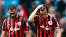 Gelandang QPR, Joey Barton (kanan) tertunduk usai dikalahkan Manchester City (0-6) di Laga Liga Premier Inggris di Etihad Stadium, Minggu (10/5/2015). Manchester City menang 6-0 atas QPR. (Reuters/Jason Cairnduff)