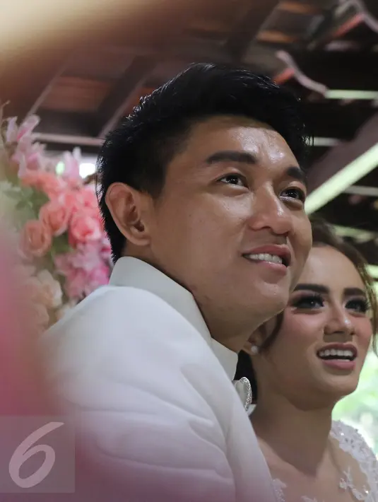 Vokalis band Seventeen, Ifan resmi menanggalkan status dudanya usai menikahi Dylan Sahara di kawasan Ancol, Jakarta, Rabu (2/11). (Liputan6.com/Herman Zakharia)