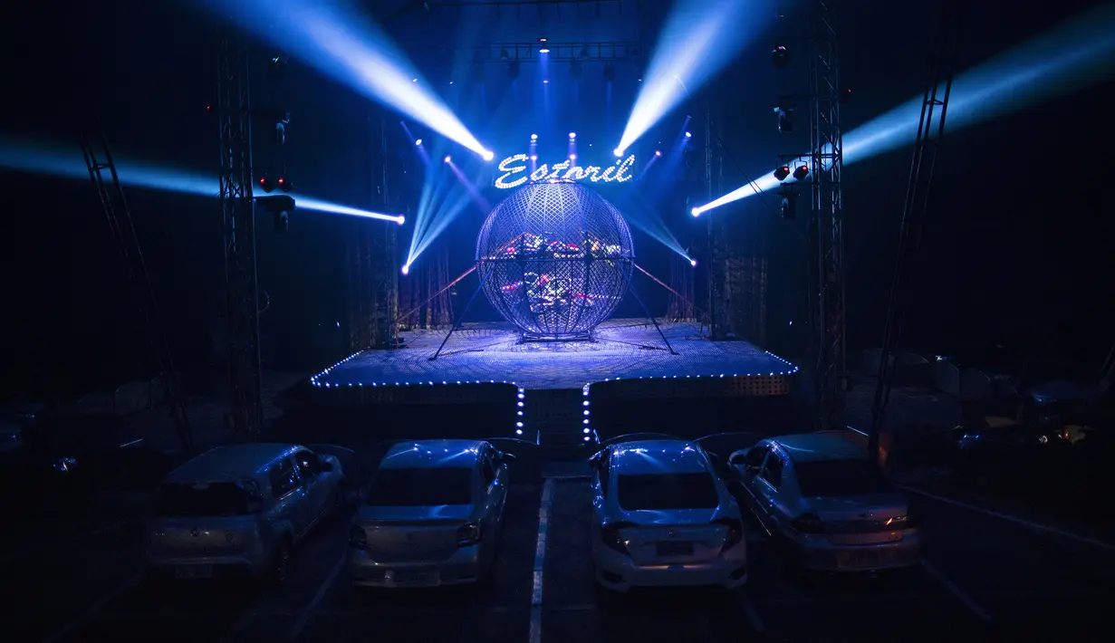 Seniman memainkan permainan Globe of Death dalam pertunjukan Estoril Circus berformat drive-in di Itaguai, Rio de Janeiro, Brasil, Sabtu (18/7/2020). Pertunjukan yang berlangsung di tengah pandemi tersebut mengikuti langkah-langkah untuk mengekang penyebaran COVID-19. (AP Photo/Leo Correa)