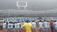 Momen pemain Persib Bandung bertemu Bobotoh di GBLA jelang lawan Persija. (Muhammad Faqih/Bola.com)