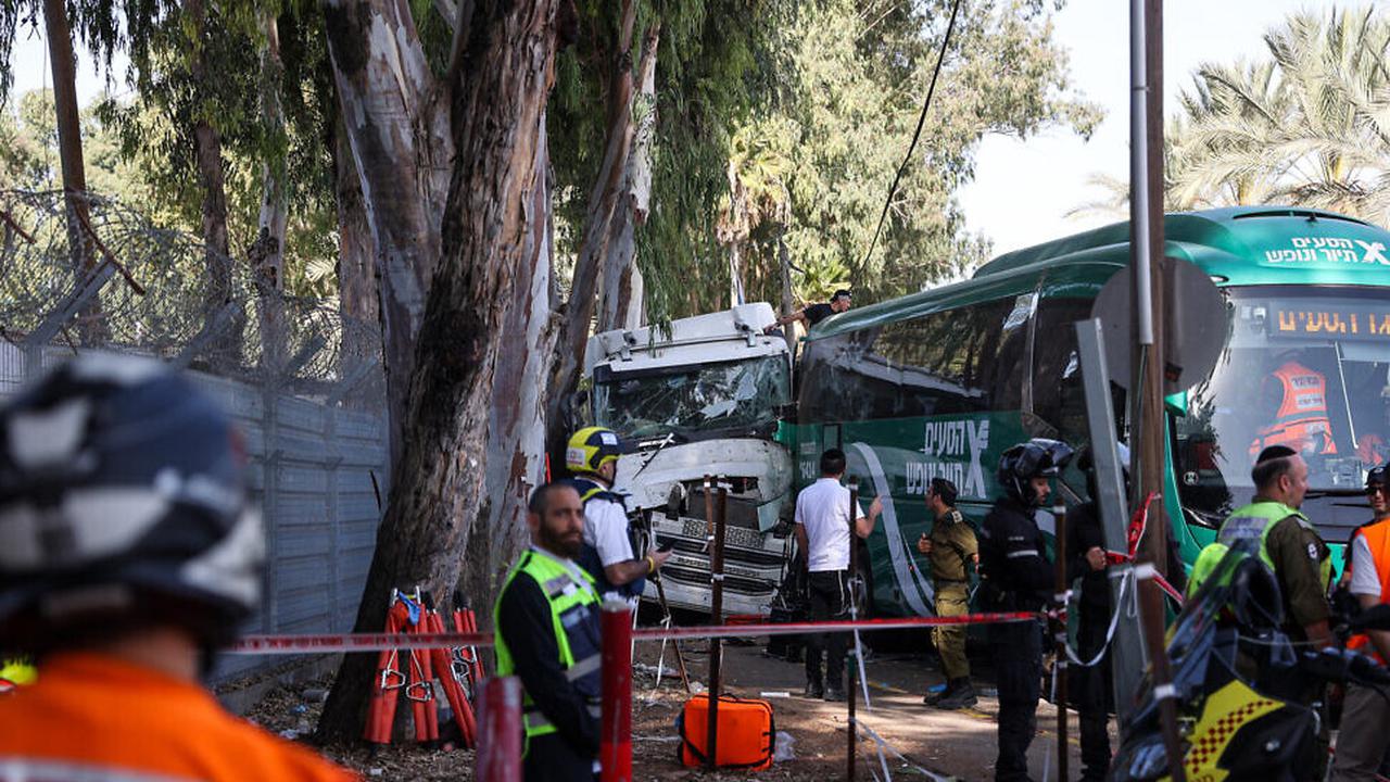 truk tabrak bus di israel