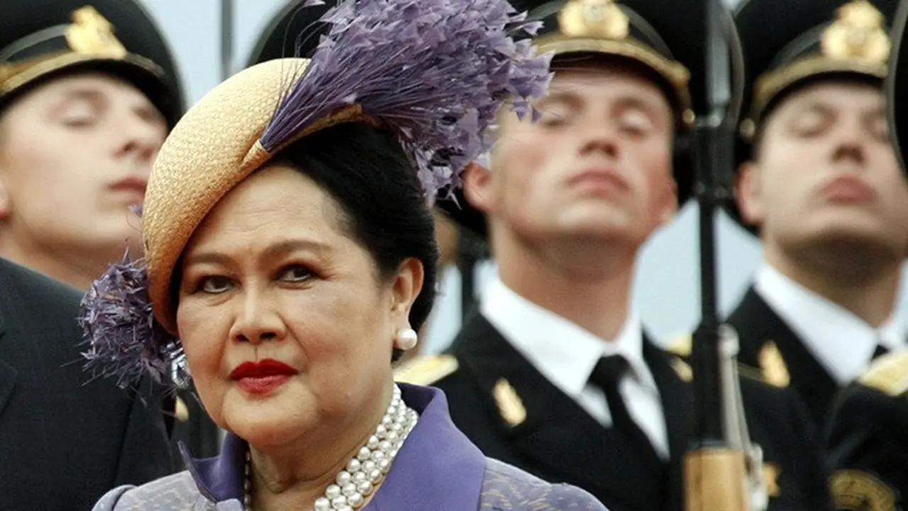Ratu Sirikit atau belakangan bergelar ibu suri adalah ibu dari Raja Thailand Maha Vajiralongkorn. Foto ini diabadikan di Moskow, Rusia, pada 2 Juli 2007.