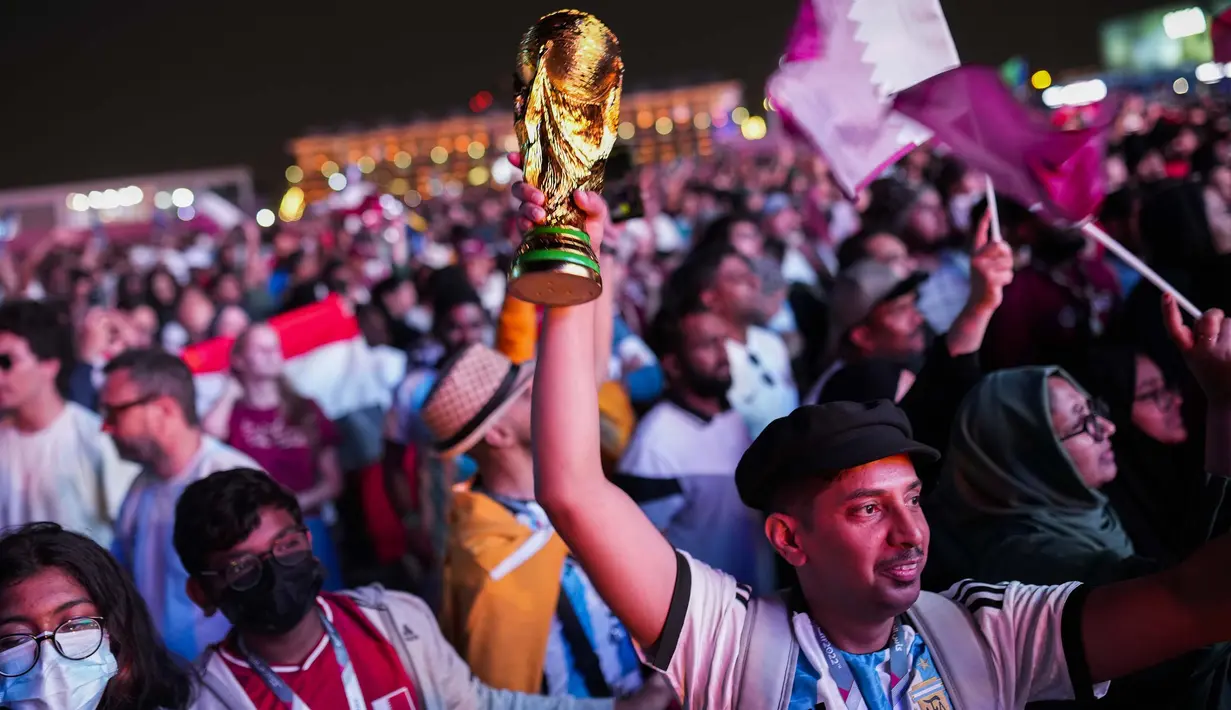 Pendukung dari berbagai penjuru dunia memadati Fan Zone saat menyaksikan pembukaan Piala Dunia 2022 pada Minggu (20/11/2022). (AP/Francisco Seco)