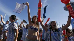 Di pantai Copacabana, Brasil, para fans tampak bersorak setelah Argentina berhasil menang 1-0 atas Belgia dan dipastikan lolos ke semifinal, Sabtu (5/7/14). (REUTERS/Pilar Olivares)