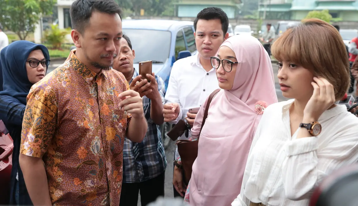 "(Anak) masih ngasuh bersama. Kita nggak membatasi satu sama lain untuk memberi kasih sayang. Dengan kejadian ini, kita lebih aware lagi sama anak. Aku sama Shogo jadi tim yg baik untuk Reo," ucap Tiwi. (Adrian Putra/Bintang.com)