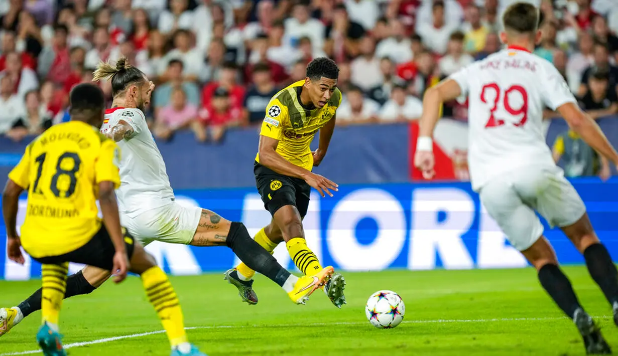 Pemain Borussia Dortmund Jude Bellingham (tengah) mencetak gol ke gawang Sevilla pada pertandingan Grup G Liga Champions di Stadion Ramon Sanchez Pizjuan, Seville, Spanyol, 5 Oktober 2022. Borussia Dortmund menang 4-1. (AP Photo/Jose Breton)