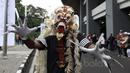 Seorang suporter Brigaz Bali mengenakan topeng Rangka saat hendak mendukung Bali United melawan Persija Jakarta di Stadion Patriot, Bekasi, (21/5/2017). (Bola.coom/Nicklas Hanoatubun) 