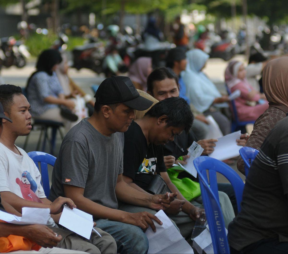 Ribuan pendaftar anggota Kelompok Penyelenggara Pemungutan Suara (KPPS) menjalani tes kesehatan di halaman Kantor Pulomas Pacuan Kuda, Jakarta, Sabtu (16/12/2023). Pemeriksaan kesehatan peserta yang<br>mendaftar sebagai calon anggota KPPS ini diadakan ole
