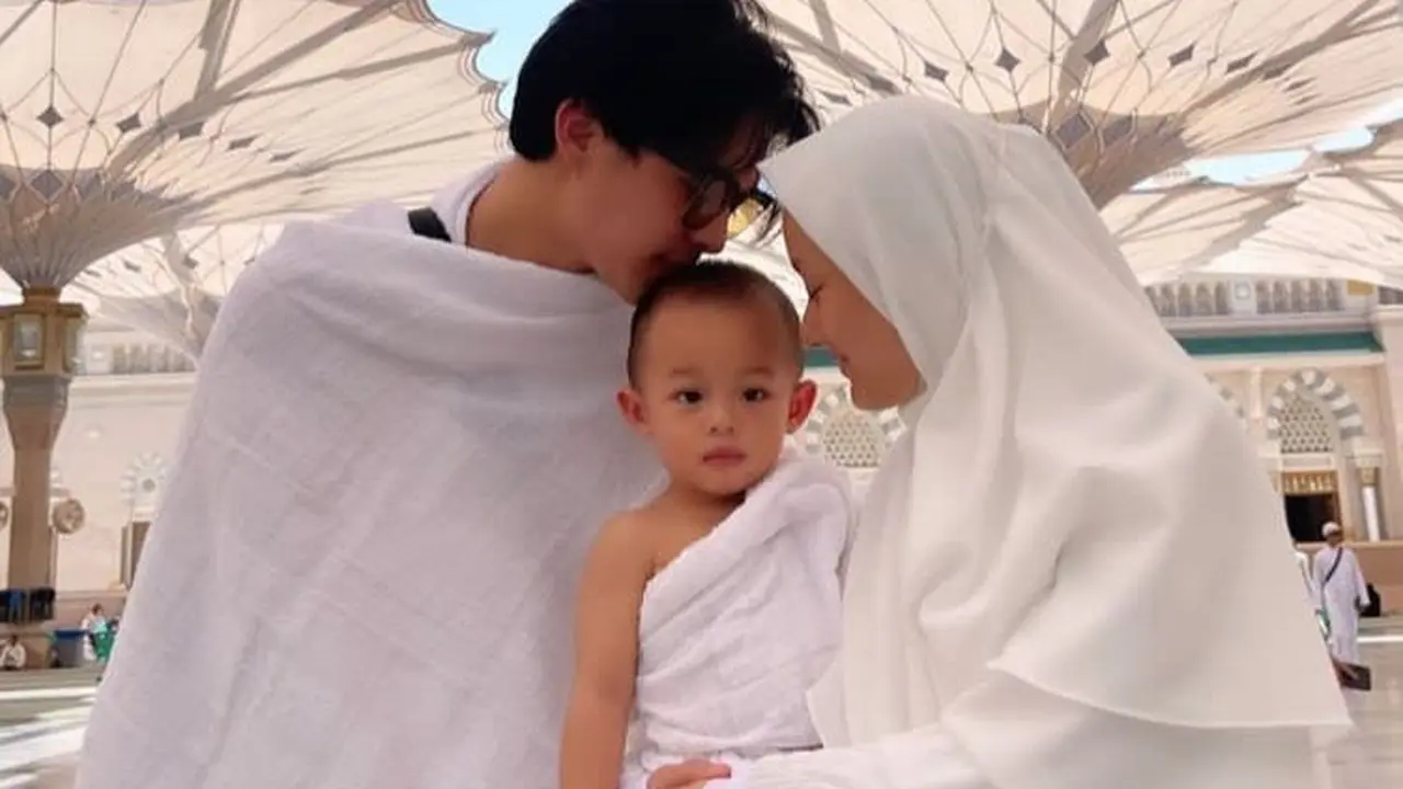 Momen Umrah Dinda Hauw dan Rey Mbayang, Ajak Sang Anak Shaka