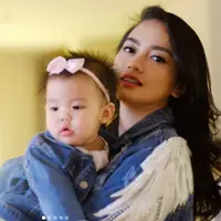 Ririn Ekawati dan buah hatinya. (Instagram/ririnekawati)