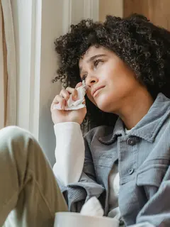 Jangan ditahan, karena menangis adalah cara alami tubuh untuk melakukan detoksifikasi emosi yang sangat efektif. [Dok/Pexels.com/Liza Summer].