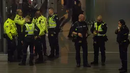 Aparat kepolisian mengecek situasi setelah alarm pembajakan pesawat berbunyi di Bandara Schiphol, Amsterdam, Rabu (6/11/2019). Pilot maskapai Spanyol, Air Europa, tidak sengaja membunyikan alarm pembajakan dari dalam pesawat sehingga memicu polisi militer mengevakuasi penumpang. (AP/Peter Dejong)