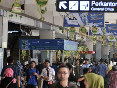 Suasana di pintu keberangkatan Bandara Halim Perdanakusuma, Jakarta, Senin (11/6). Memasuki H-4 Lebaran, ratusan pemudik mulai memadati Bandara Halim Perdanakusuma. (Liputan6.com/Iqbal S. Nugroho)