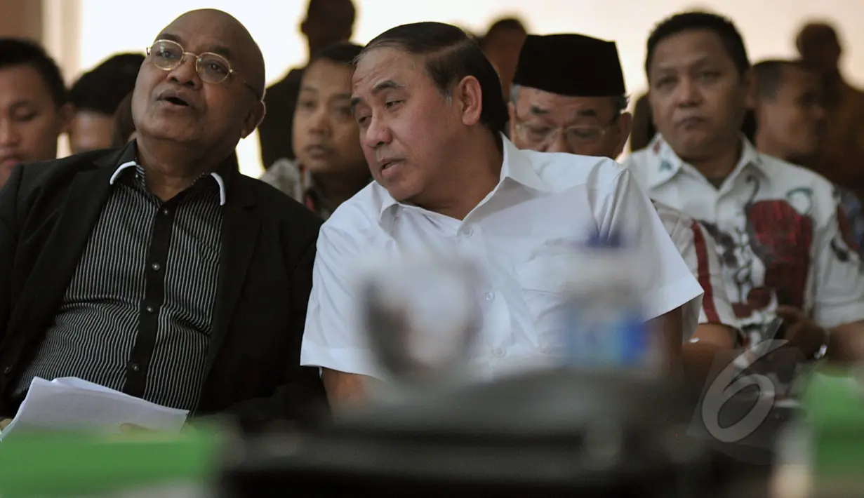 Mantan Wakil Gubernur DKI Jakarta Prijanto (kanan) berbincang di sela-sela diskusi publik di Gedung DPRD DKI Jakarta, Rabu (8/4/2015). Prijanto menjadi narasumber utama diskusi publik tentang Dugaan Korupsi di Stadion BMW. (Liputan6.com/Johan Tallo)