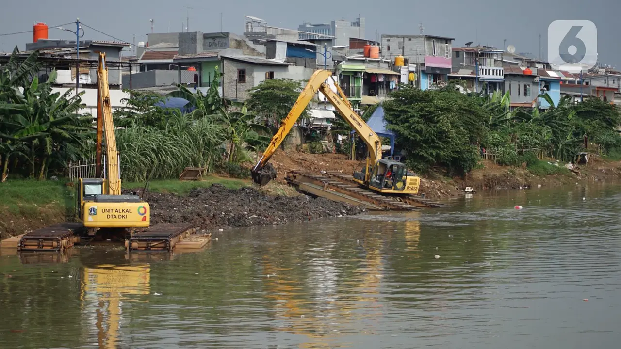 Alat Berat Dikerahkan untuk Atasi Pendangkalan Kanal Barat