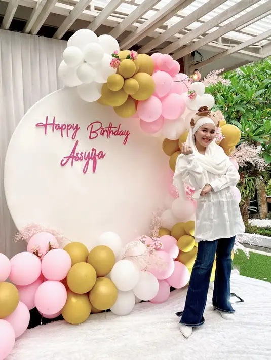 Tampil sedikit lebih modis, kamu bisa twist baju putih dengan jeans [@ayutingting92]