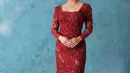 Nikita Willy mengenakan kebaya Minang rancangan Myrna Myura pada saat resepsi pernikahannya. Kebaya berwarna merah maroon itu turut dipermanis dengan detail beads dan kristal swarovski minimalis.  [@myrnamyura]