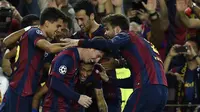 Pemain-pemain Barcelona merayakan gol pertama yang dicetak Lionel Messi. (AFP PHOTO/LLUIS GENE)