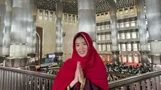 ‘Baru pertama kali lihat Masjid Istiqlal,’ tulis Haruka di saat mengenakan hijab merahnya. Terlihat wanita 32 tahun itu menyapa para penggemarnya dengan gaya namaste saat berada di dalam masjid. (Liputan6.com/IG/@haruuuu_chan)