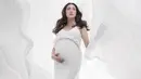 Seperti kebanyakan wanita hamil lainnya, Nabila juga melakukan foto maternity. Dan begini lah salah satu foto maternity Nabila yang terlihat mewah, meski hanya bernuansa serba putih. (Instagram/nsyakieb85)