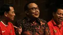 Ekspresi Tony Apriliani (tengah) saat memberikan pertanyaan kepada Moeldoko pada acara debat di  SCTV Tower, Jakarta, Selasa (04/10/2016). (Bola.com/Nicklas Hanoatubun)