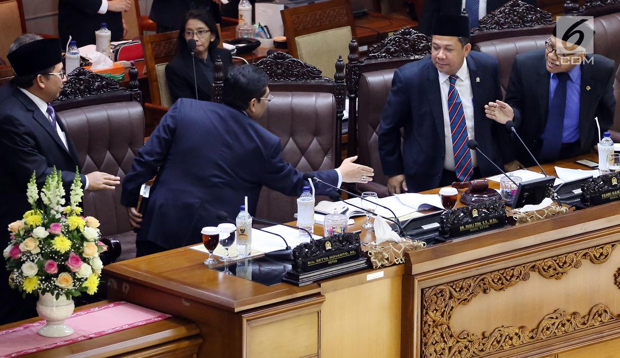 Pimpinan Sidang Rapat Paripurna Fahri Hamza, Fadli Zon, Agus Hermanto saat memimpin Rapat Paripurna ke-6 Masa Persidangan I Tahun 2017-2018 di Gedung Nusantara II Kompleks Parlemen, Senayan, Jakarta, Selasa (26/9). (Liputan6.com/JohanTallo)