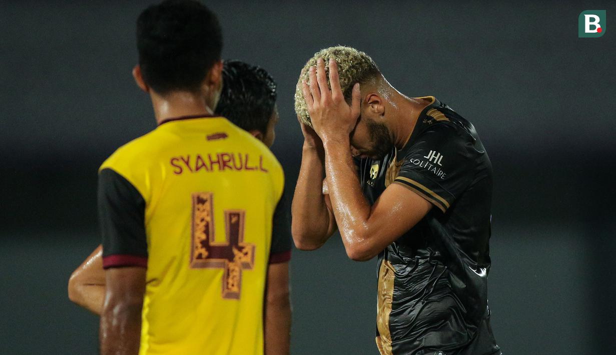 Ekspresi kecewa pemain Dewa United, Karim Rossi dalam laga pekan ke-2 BRI Liga 1 2022/2023 antara Dewa United melawan Persikabo 1973 di Indomilk Arena, Tangerang, Minggu (31/7/2022) malam WIB. (Bola.com/Bagaskara Lazuardi)