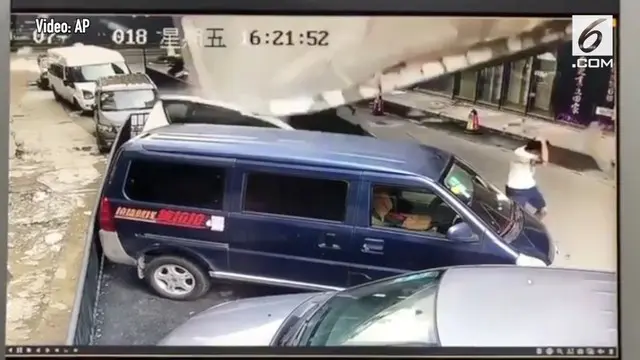 VIDEO: Meledak, Dinding Restoran Timpa Pejalan Kaki