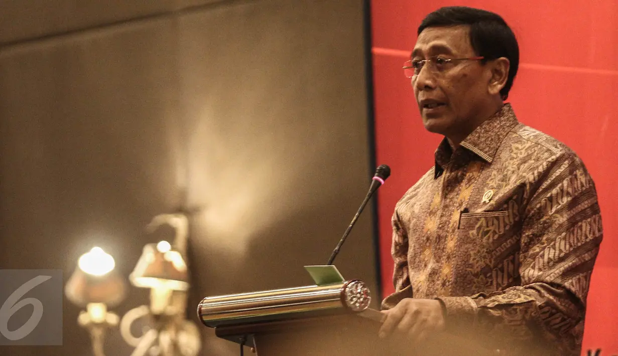 Menko Polhukam Wiranto memberikan sambutan pada kegiatan Outlok 2017 atau Refleksi Akhir Tahun yang diselenggarakan oleh DKPP di Jakarta, Rabu (14/12). Dalam kegiatan itu dilakukan proyeksi kinerja‎ DKPP tahun 2017. (Liputan6.com/Faizal Fanani)
