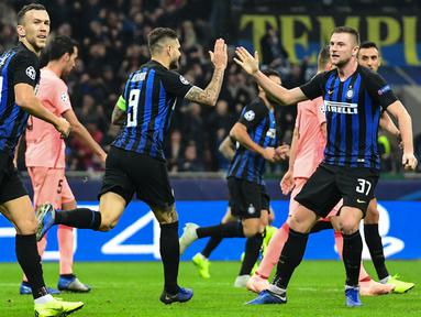 Para pemain Inter Milan merayakan gol yang dicetak Mauro Icardi ke gawang Barcelona pada laga Liga Champions di Stadion San Siro, Milan, Selasa (6/11). Kedua klub bermain imbang 1-1. (AFP/Miguel Medina)