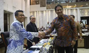 Menteri Keuangan Purbaya Yudhi Sadewa (kanan) berjabat tangan dengan Ketua Komisi XI DPR RI Mukhamad Misbakhun (kiri) sebelum mengikuti rapat kerja di Kompleks Parlemen, Senayan, Jakarta, Rabu (10/9/2025). (merdeka.com/Arie Basuki)