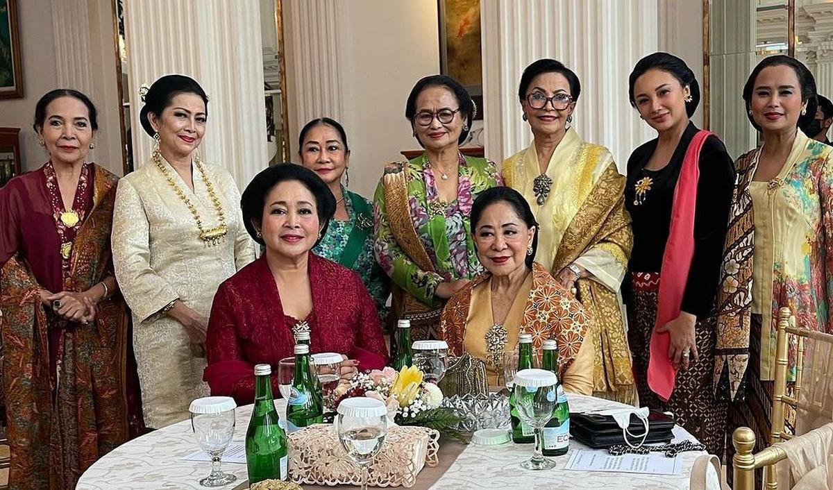 Meski telah berpisah dengan Tommy, Tata masih sering berkumpul dengan keluarga Cendana.&nbsp;