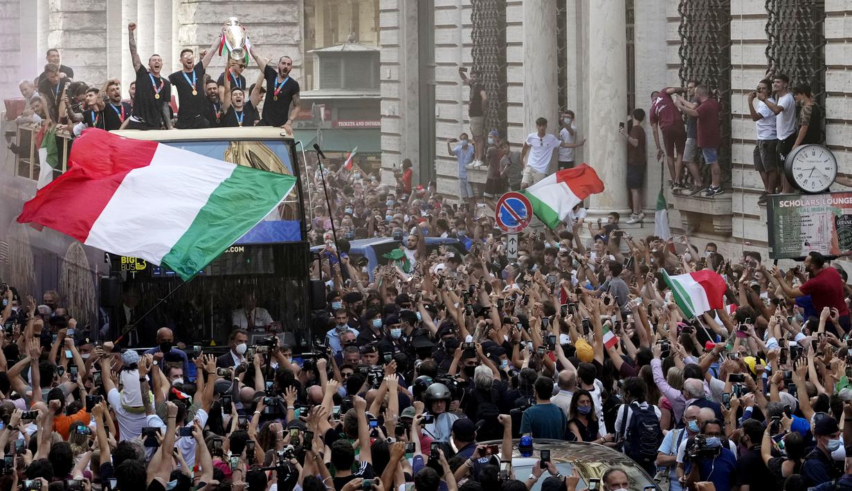Ribuan suporter tumpah ruah di Kota Roma saat menyambut kedatangan sang juara Euro 2020, Timnas Italia. (Foto:AP/Gregorio Borgia)