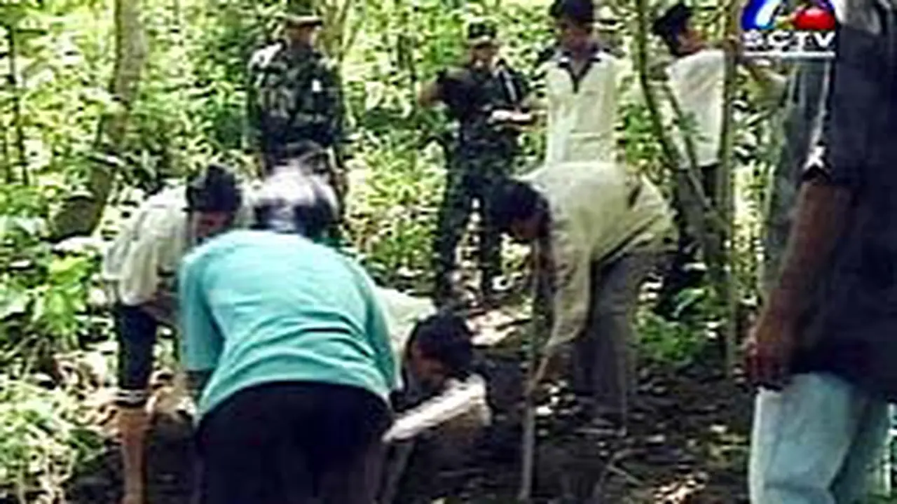 290603cKuburan_Massal2.jpg