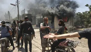 Orang-orang bersenjata Arab Badui berkumpul di depan sebuah toko yang hangus terbakar di Desa Mazraa, pinggiran Kota Sweida, di tengah bentrokan&nbsp;dengan milisi Druze di Suriah selatan, Jumat (18/7/2025). (Dok. AP Photo/Ghaith Alsayed)