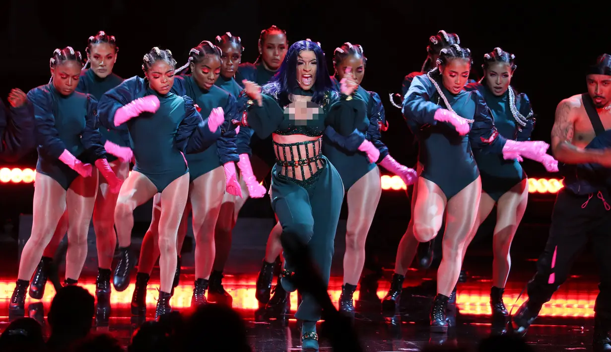 Penampilan Cardi B saat tampil di panggung dalam acara BET Awards 2019 di Los Angeles, AS (24/6/2019). Cardi B memenangkan penghargaan 'Album of the Year' dalam acara BET Awards 2019. (AFP Photo/Jean-Baptiste Lacroix)