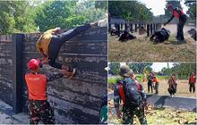 FOTO: Melihat Aksi Para Wartawan Diuji Kemampuannya Melewati Halang Rintang dan Turun Tebing di Lanud Adi Soemarmo