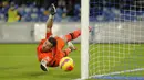 Penjaga gawang Hellas Verona, Lorenzo Montipo menepis bola saat melawan Napoli dalam pertandingan lanjutan Serie A Italia di stadion Diego-Maradona, Minggu (7/11/2021). (AFP/Carlo Hermann)