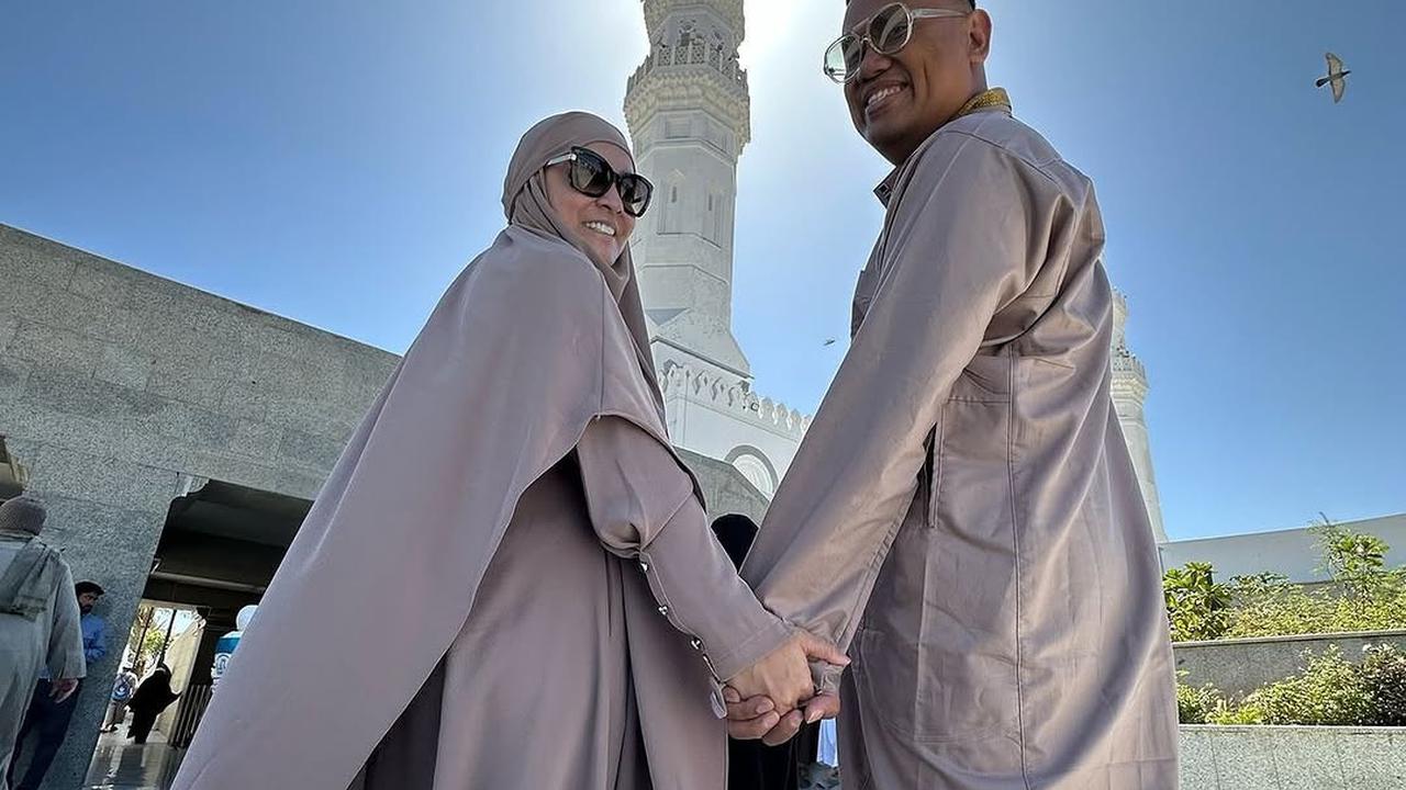 5 Potret Uya Kuya dan Astrid Jalani Umroh di Bulan Ramadhan, Perlihatkan Kemesraan
