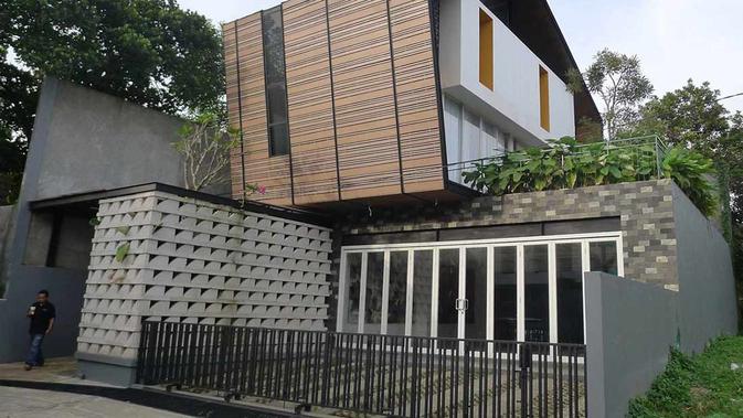 Pagar rumah minimalis model besi pendek, Hybrid House di Tangerang karya Parametr Indonesia. (dok. Arsitag.com)