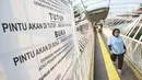 Spanduk besar pengumuman jam buka tutup terpampang di Jembatan Penyeberangan Orang (JPO) Jayakarta di Jakarta, Rabu (25/10). (Liputan6.com/Immanuel Antonius)