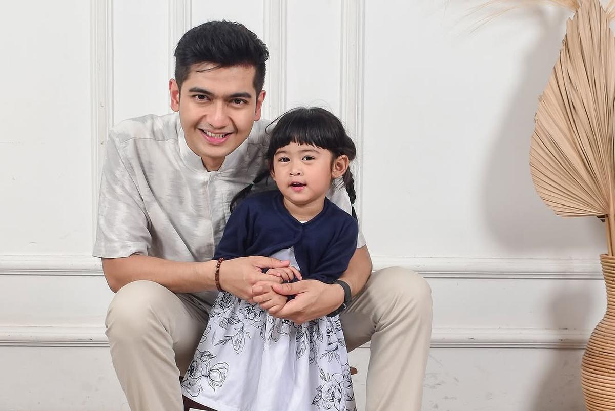 4 Potret Teuku Ryan dan Moana dengan Outfit Couple Ayah-Anak yang Bikin Gemas