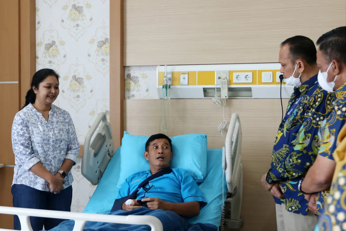 Direktur Hubungan Kelembagaan Khaidir Abdurrachman didampingi Kepala Divisi Layanan Koes Ariyanto beserta jajaran membesuk Kapolda Jambi Irjen Pol Rusdi Hartono