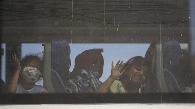 Anak-anak yang sakit di Gaza berpamitan untuk ikut evakuasi medis pertama ke Mesir, Kamis (27/6/2024). (AP)