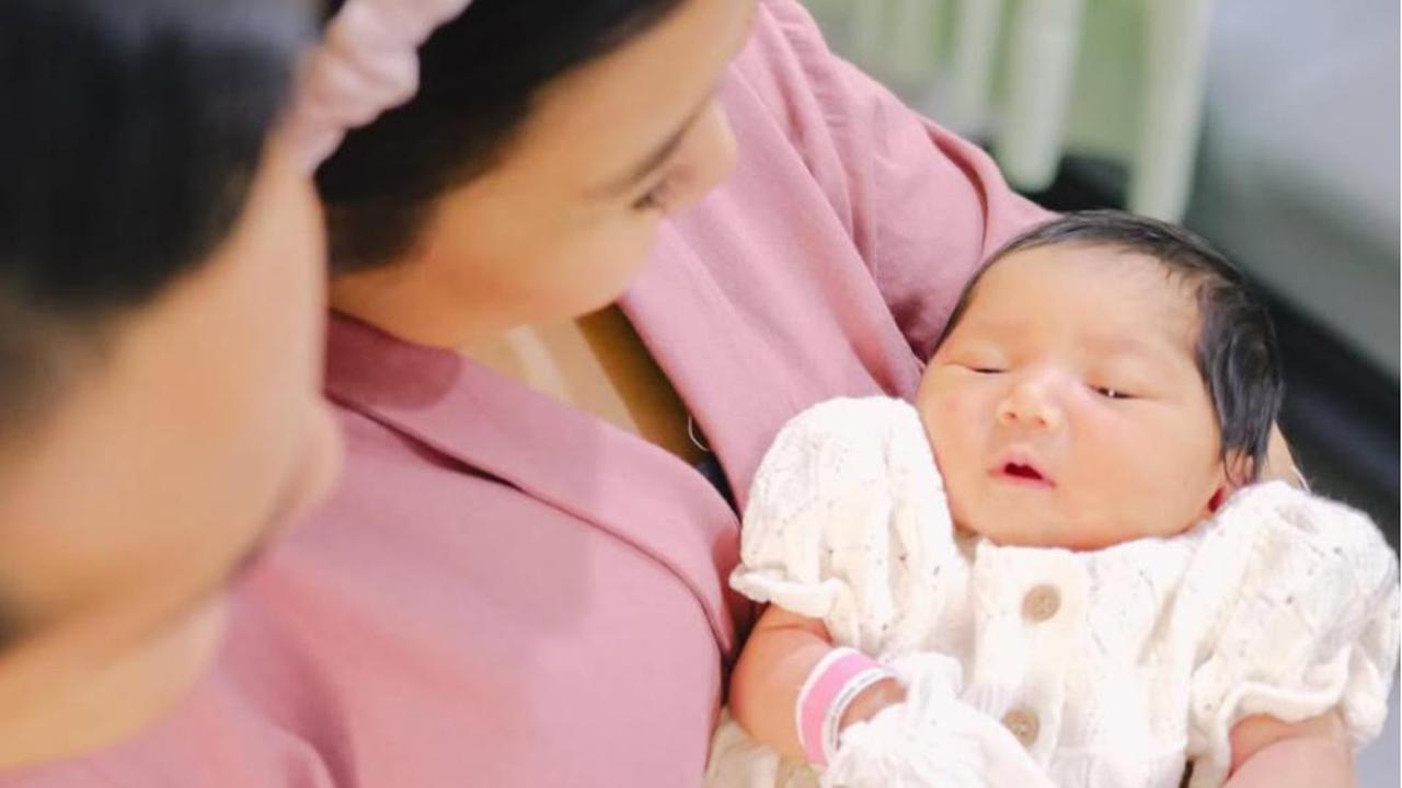 Tunjukkan Kebahagiaan Penuh Keharuan, Ini Potret Kiky Saputri dan Suami Gendong Baby Kayya