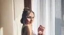 Menghadiri pernikahan Adinia di Bali, Sara tampil berbalut gaun backless yang seksi, tampilannya begitu memikat dan menawan.  [@sarawijayanto]